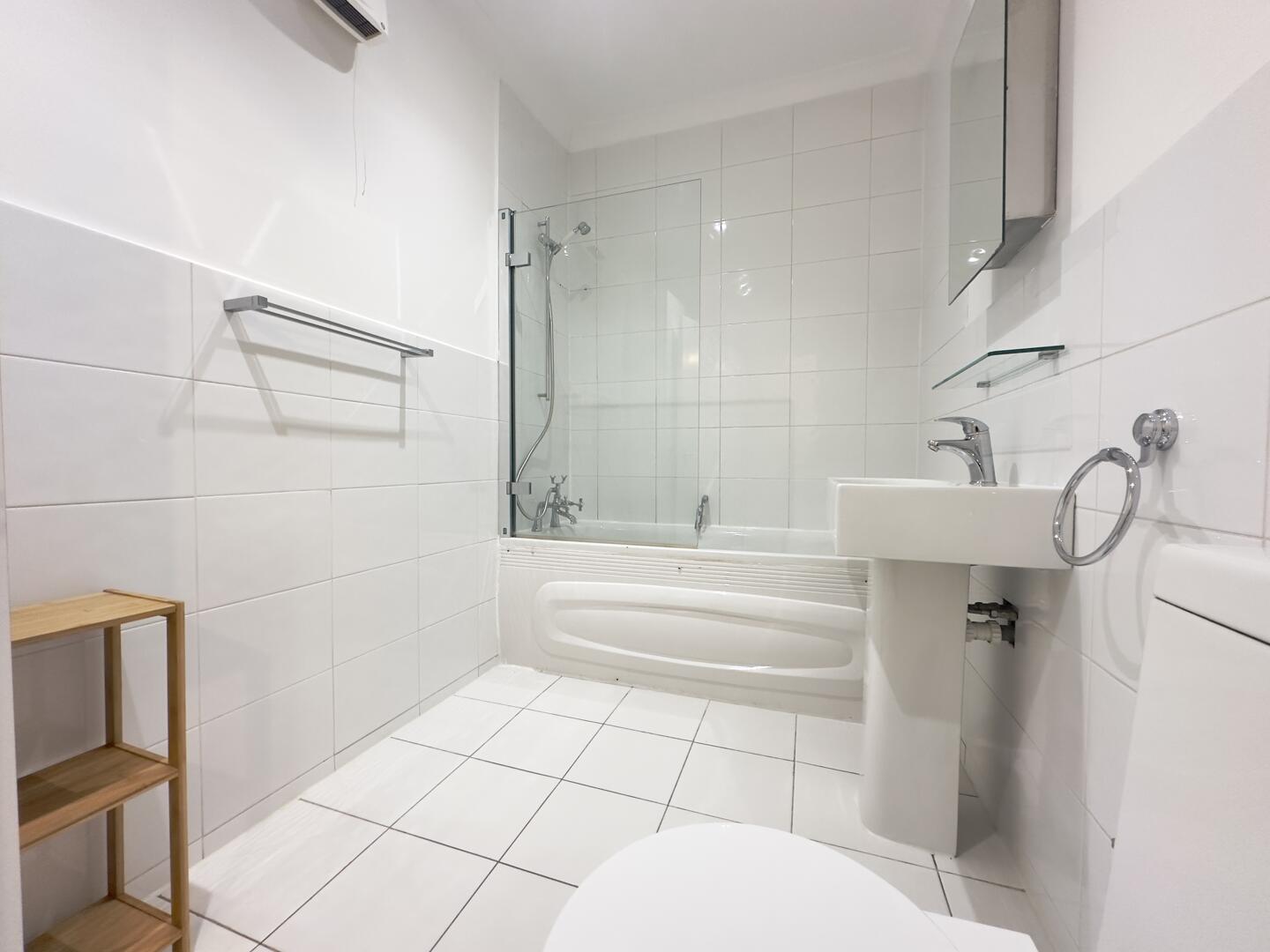 1 bed property in Tower Terrace, London